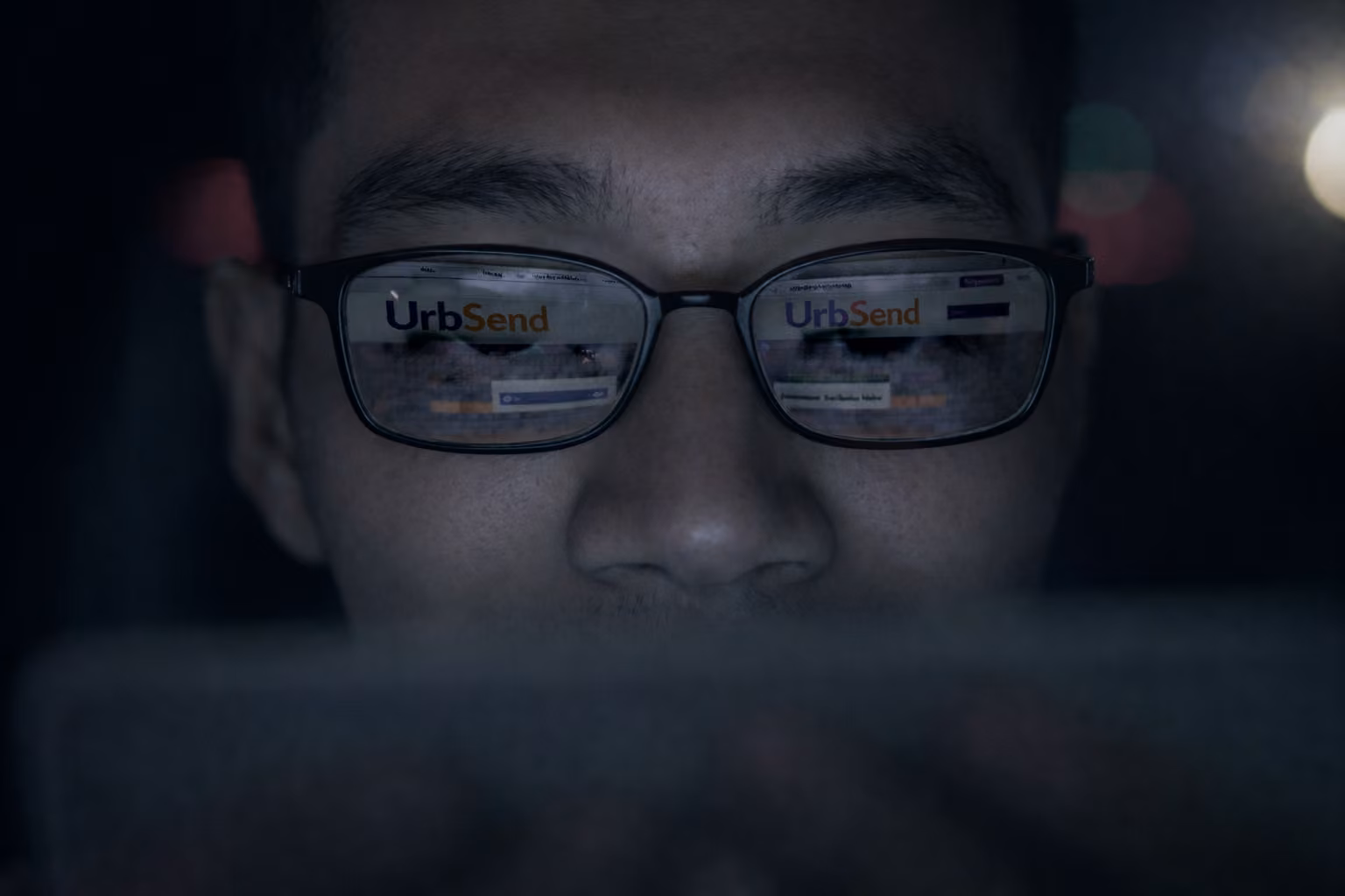 Técnico con lentes monitoreando envíos en tiempo real