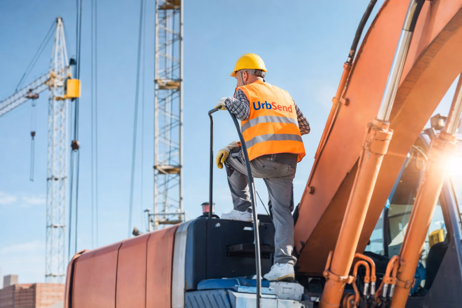 Trabajador con casco en maquinaria industrial